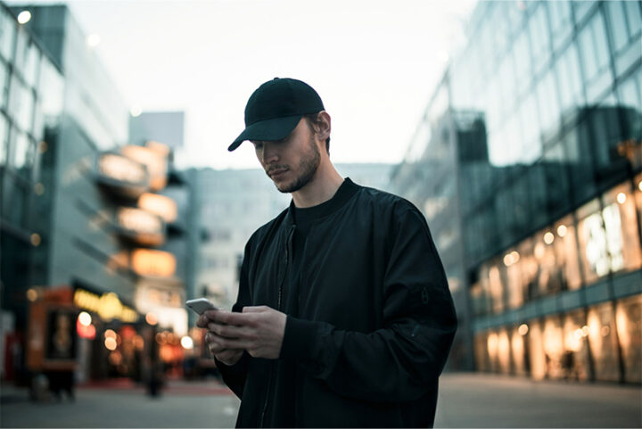 Man som kollar på sin mobil