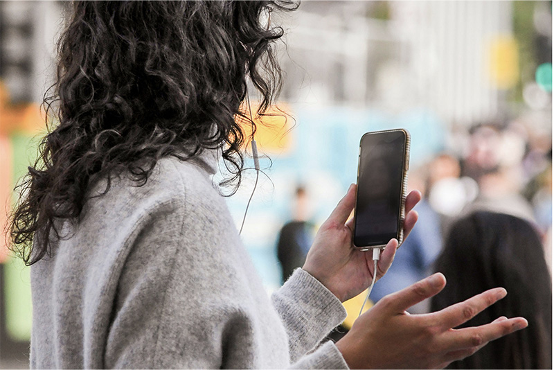 Kvinna kollar på sin mobil
